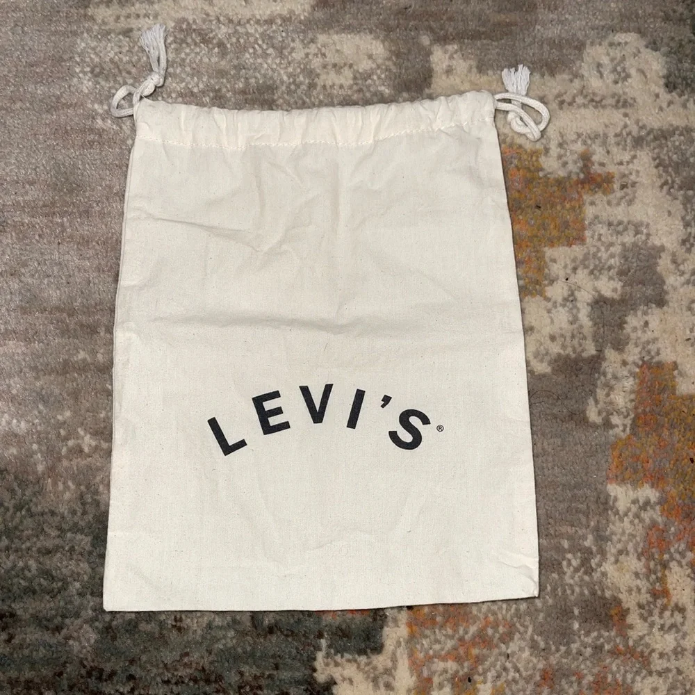 Levi’s beige cream black letter graphic detail drawstring dustbag
